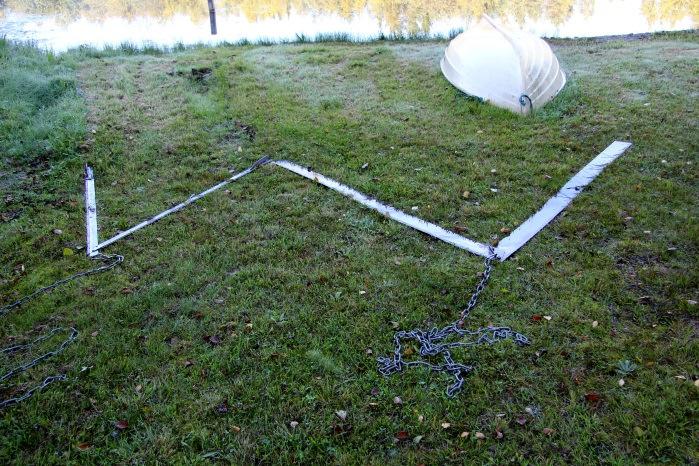 Menetelmä nopeutti siipirattailla liikkuvan niittokoneen työskentelyä. Lautalle kone pystyi tyhjentämään lastinsa kolme kertaa.