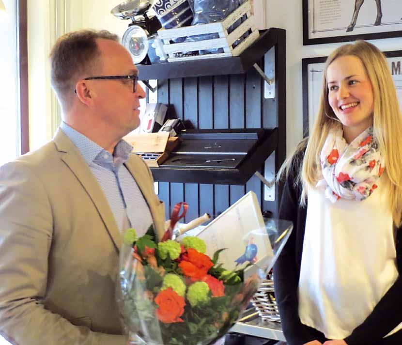 Startian johtaja Tommi Virkama luovutti palkinnon yrittäjä Isabella Asplundille.