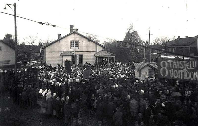 Valokuvaamo Hellas 100 vuotta -näyttely, Forssa Forssalainen valokuvaamo Foto Hellas sai alkunsa vuonna 1916, kun Heikki Lindfors osti Jakob Ljungqvistiltä Atelier Reginan Forssan toimipisteen.