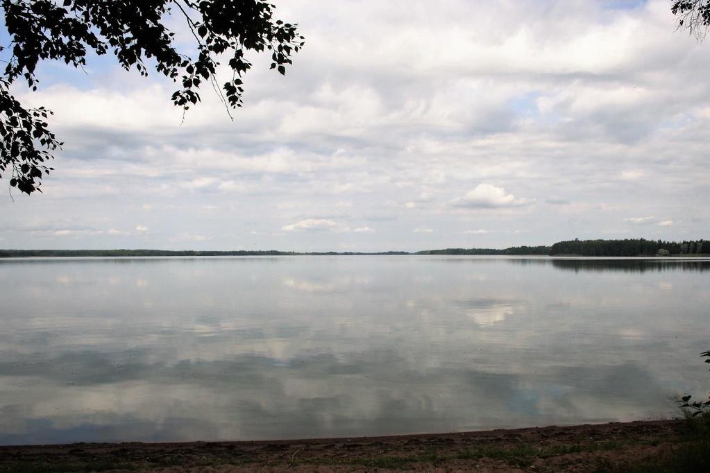 Kankaanpäässä on upea uimaranta. Kuva: Niina Uusi-Seppä. Uimarannalla on matonpesupaikka, laavu, uimakoppi ja käymälä. Rakenteiden kunnostuksessa voisi yhdistää kunnan ja kyläyhdistyksen voimavaroja.