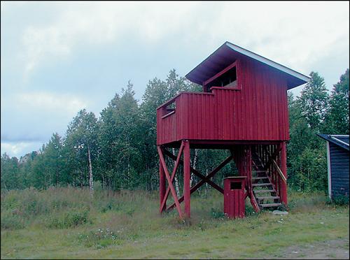 Tämän vuoksi rakennettiin vuonna 2002 toinen torni Rukomasaareen Muonionjärven pohjoisosaan. Uusi torni on rakennettu lankku- ja lautatavarasta ja perustettu puhelinpylväsarinan päälle.