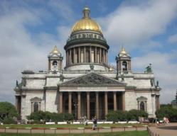 Pietarhovin retken päätteeksi osa jäi tutustumaan Valentinan johdolla Iisakin kirkkoon, joka on yksi maailman suurimmista katedraaleista.