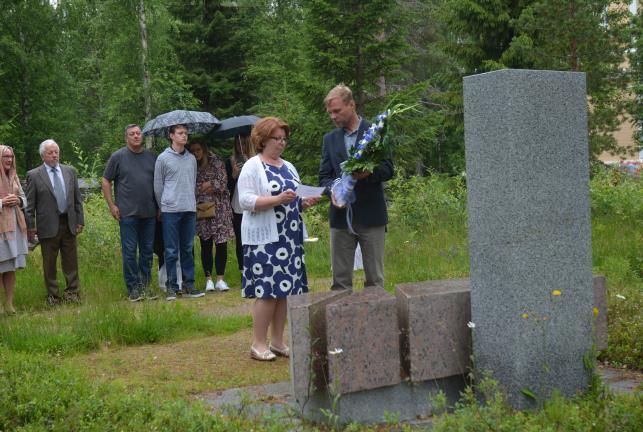 Sankarivainajien muistomerkille seppeleen laskivat Mauno Heikkinen