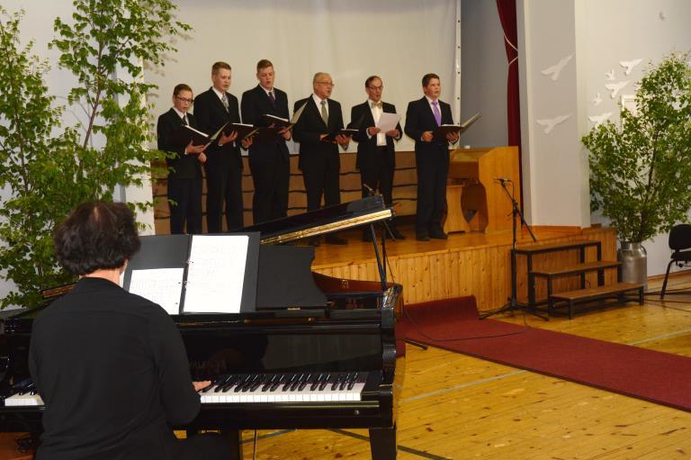 Hyrynsalmen nuoret pelimannit aloittivat juhlan soittamalla kappaleet Hyvästijättö Ressalle ja Kestin - Jussin polkka opettajansaterhi Pitkäsen säestyksellä.