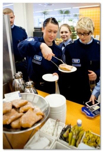 24 Ateriatuki ja ruokailu Poliisi (AMK) -opiskelijat ovat oikeutettuja Kelan ateriatukeen, jolla saa alennusta kaikista Kela-tuetuista ravintoloista.