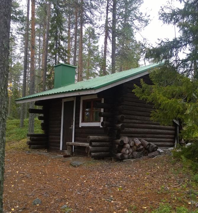 Mäntyhovin Ukkokämpän hirsien myynti Norvajärvellä Mäntyhovin läheisyydessä samalla tontilla sijaitsee Ukkokämppä,