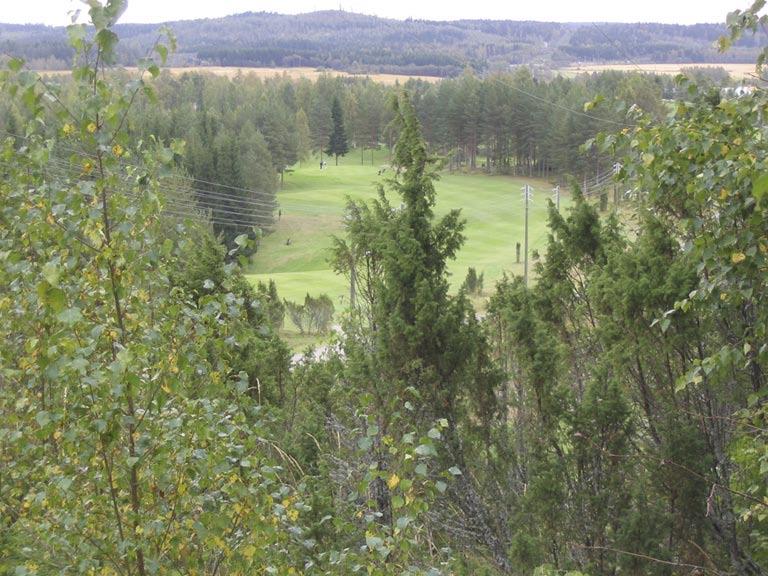 isohkoja teitä, golfkenttä ja lava. Kuva 55.