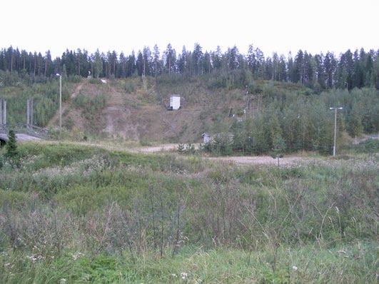 Maisemointialue sijaitsi kuopan itäosassa, jossa soranotto oli päättynyt vuonna 1972. Kuopan luiskat olivat paikoin 35 metriä korkeita.