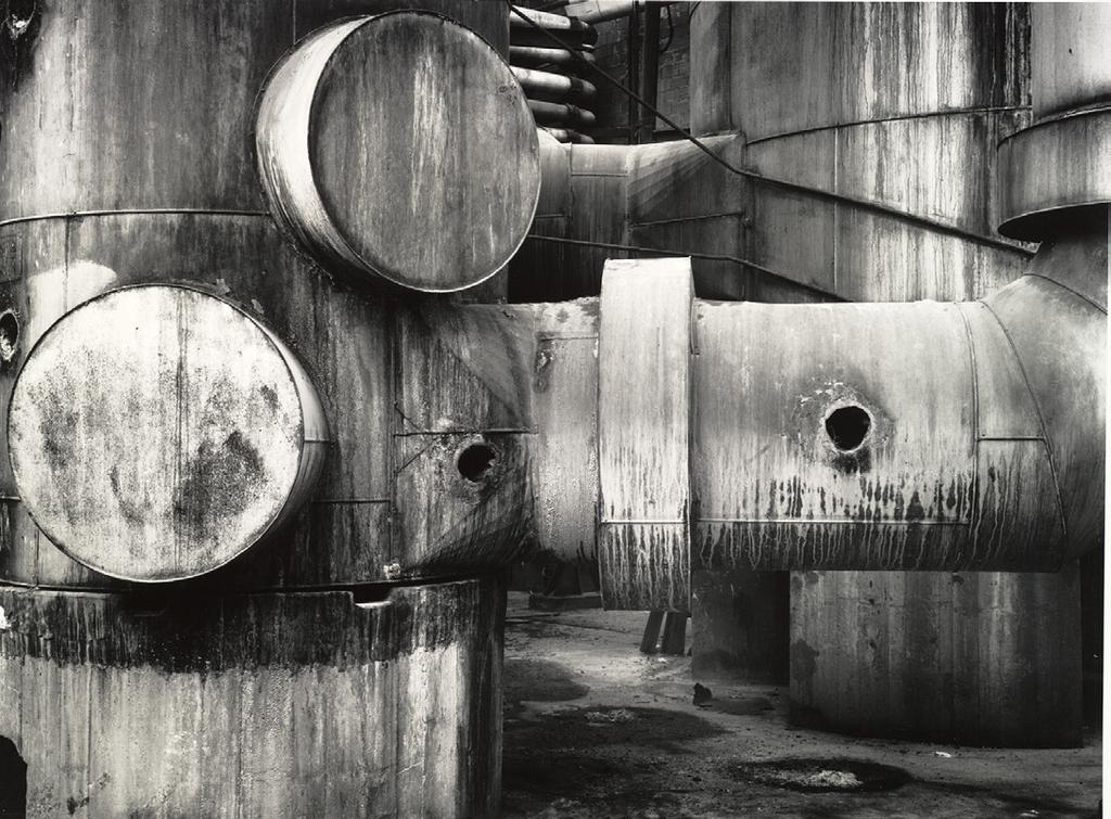 KUVA VASEMMALLA: Joan Fontcuberta Faction: ERT, 1982. Suomen valokuvataiteen museo. OIKEALLA: Kuutti Lavonen: Nimetön, 1980. Suomen valokuva taiteen museo.