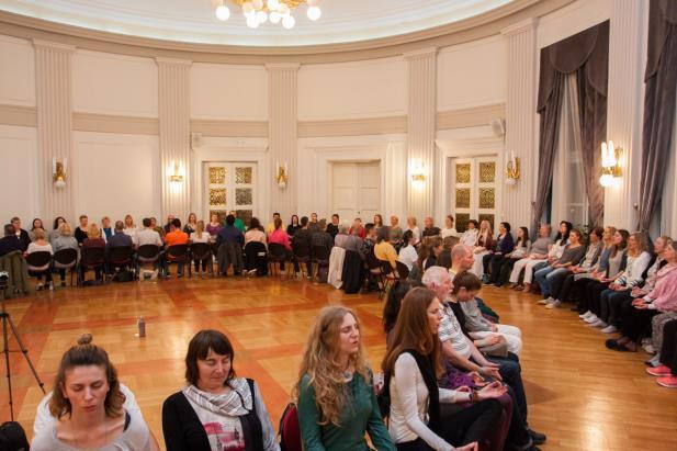 1. YKSEYDEN OM CHANTING MAAILMANRAUHAN HYVÄKSI MAALISKUUSSA Kokemus Zagrebista, Kroatiasta Zagrebissa järjestettiin ensimmäistä kertaa Maha OM Chanting maailmanrauhan hyväksi, ja siihen osallistui