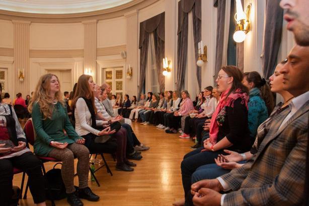 Hänen jälkeensä illan isäntä, Swami VishwaKanjalochanananda piti lyhyen puheen OM Chanting -tekniikasta ja sen suuntaamisesta maailmanrauhan hyväksi.