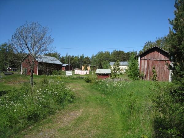 Vasemmalta vaja 003, päärakennus 00, sauna 002.