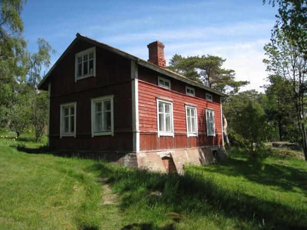 Maata kohden levenevä perustus, osittain betonia. Tiilipiippu. Risti-ikkunat, haukanikkunat.