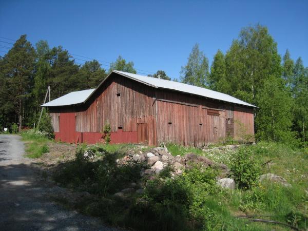 (siemenet), eläinsuoja, konehalli. Laudoitus osittain uusittu.