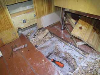 TUTKIMUSRAPORTTI 4 Partiolaisten puolella väliseinän vierelle puulattian rakenneavauksessa todettiin lankkulattian alla olevan koolaus+kutterinpurueriste noin 100 mm, betoni noin 70 mm ja kostea