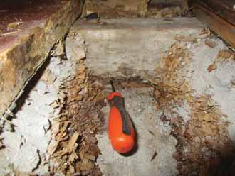 Muovimatolla pinnoitetuissa lattioissa pintakosteus oli yleisesti normaali mutta ulko-oven edustalla lattian kosteus on hieman koholla.