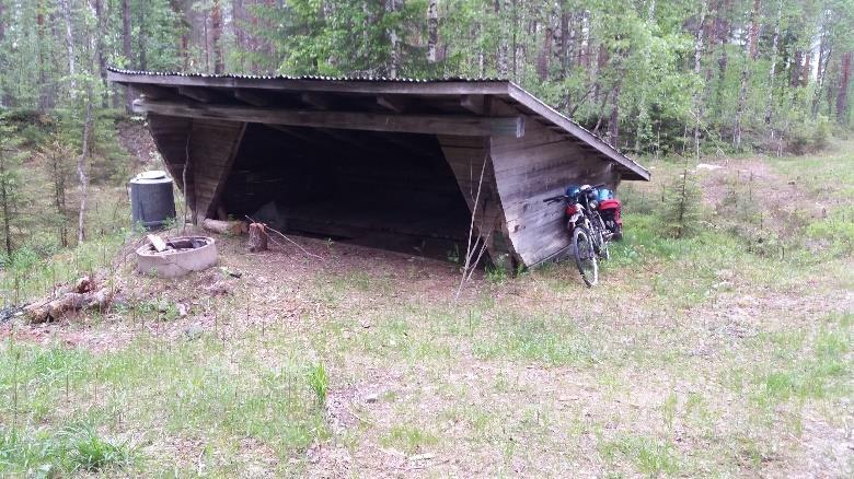 Reitti tulee metsäautotien päätesilmukkaan, josta jatkaa viitan kohdalta eteenpäin.