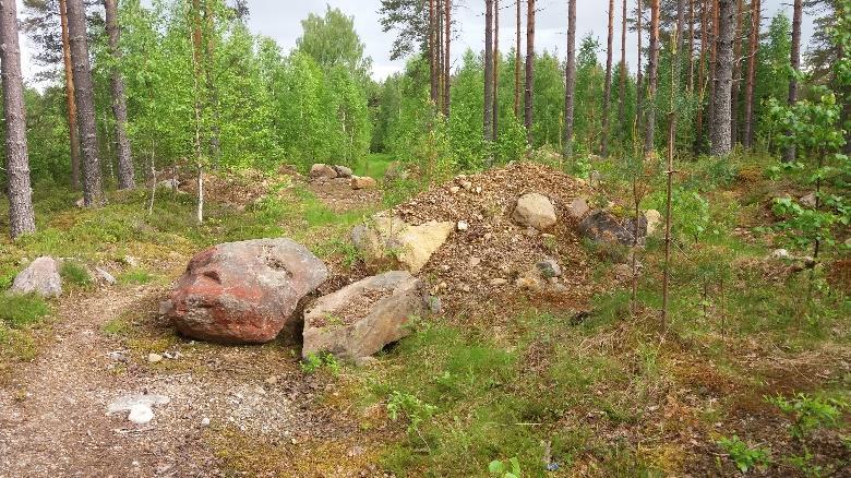 Kun vasemmalla näkyy autiotalon valkoisen