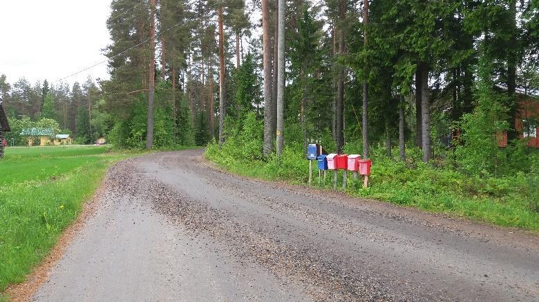 Ylämäessä polku haaraantuu moottorikelkkauralle