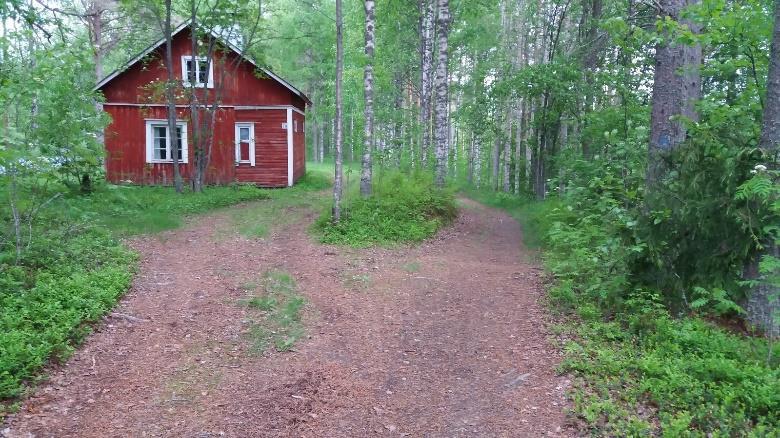 Polku tulee Pyhän Kolminaisuuden kappelin ja ortodoksisen