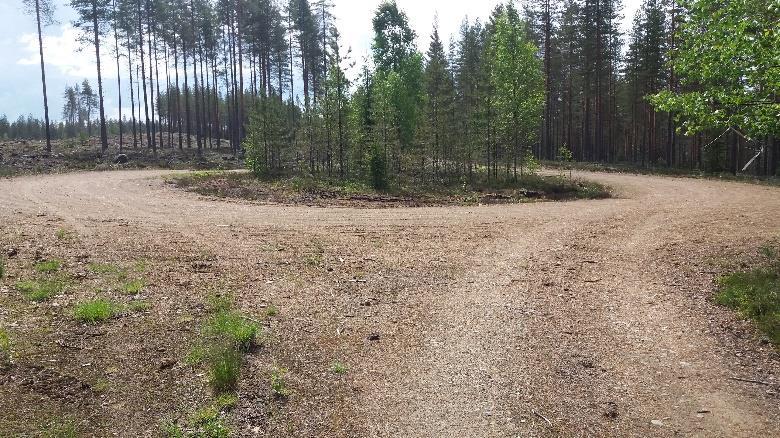 ) Tie laskee hiekkakuopille, jatkaa merkitsemättömänä niiden oikeaa reunaa.