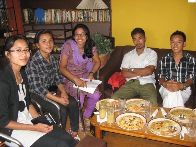 2012 Kirsti Kirjavainen Kuva: Patanin seurakunnan nuoria suunnittelmassa SLS missio nuorten matkaa Nepaliin.