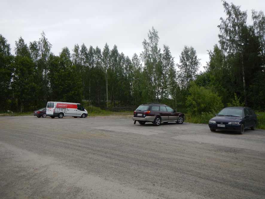 Kuva 9. Kanavanvarren tarkkuusinventointialueen pohjoisosassa sijaitsee täytetty ja tasattu alue, joka lienee syntynyt läheistä kerrostaloa rakennettaessa.