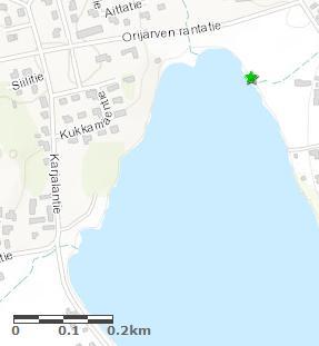 Männyn oksahaarat ovat jostain syystä kasvaneet männyn ympärille luoden kierrekuvion männyn rungolle.