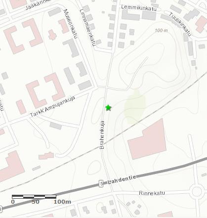 Mänty on viitostien yli menevän kevyen liikenteen väylän läheisyydessä, kulkuväylältä katsoen männyn taakse jää rautatie sekä ostoskeskus Setri.