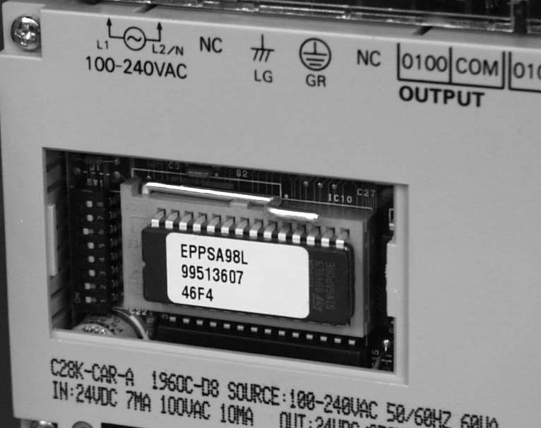 OSA 3 ASENNUS MUISTUTUS EPROM vetotyökalun käyttö voi vaurioittaa kantaa Pinteen pitämän EPROM:in irrottaminen väkisin PLC:stä voi vioittaa kannan/eprom:in.