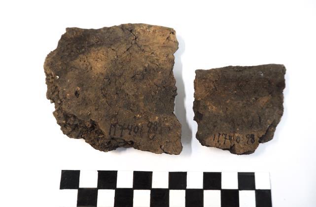 löytönumeron 142 tummanharmaa piiesine (Salmio 1982: 21). Röykkiön muita esineitä ovat kaksi luuesinettä, luukamman pala rautaniitillä ja luuneulan kärkikappale, sekä kaksi savihelmeä.