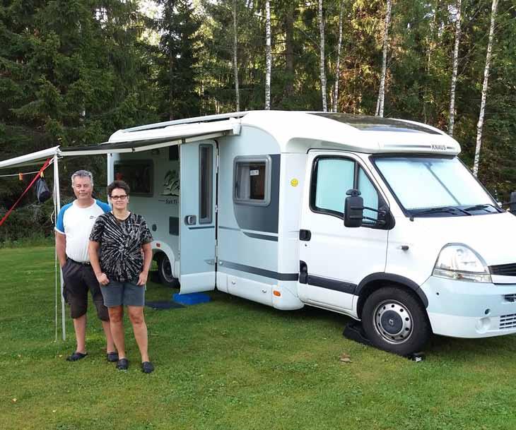 Kuvassa Dave ja Päivi Knaus-autonsa kera jälleen treffeilemässä Tullaan tutuiksi 23: Päivi Nieminen-Velasco & Dave Velasco 86728 Me ollaan Päivi, 47, ja Dave, 52.