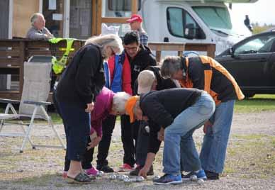 Mukava ideoida itsekin pelejä. Perjantaina jo ilmoittauduimme peleihin, joihin halusimme osallistua Siis petankiin ja mölkkyyn. Saunomisen jälkeen vietimme mukavasti aikaa ystävien seurassa.