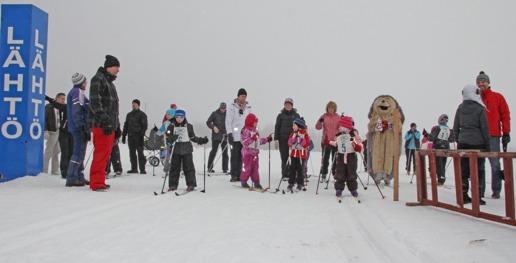 Nappulahiihdot ensin Aamupäivällä klo 11 aikaan starttasivat ladulle nappulat, joille numeroita oli alettu jakaa jo puolta tuntuia