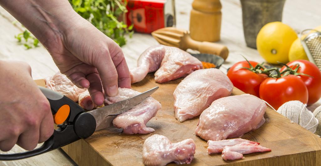 18 Hillo Hillo Kaikki alkaa kuitenkin raaka-aineiden oikeanlaisesta säilytyksestä. Lihaa ja lihatuotteita säilytetään jääkaapin viileimmässä osassa eli alimmalla hyllyllä, alle 4 asteessa.