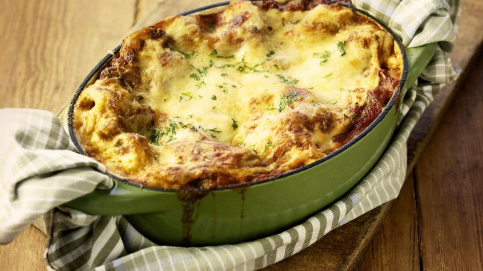 39 Kuva: HKScan Lasagne 4 ANNOSTA, VALMISTUSAIKA NOIN 1 H 15 MIN Jauhelihakastike 400 g jauhelihaa (esimerkiksi sika-nauta) 1 kpl sipulia kuutioituna 2 kpl valkosipulinkynttä hienonnettuna 1 prk