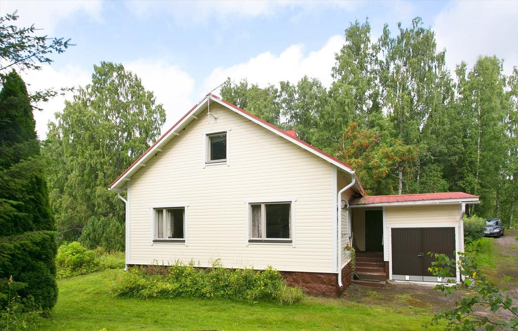 Sähkölämmitys, jonka lisäksi puuhella ja leivinuuni, takka, sauna puulämmitteinen. Vanha 2 kerroksinen navettarakennus n.