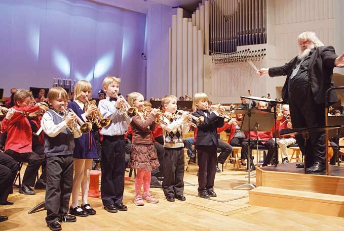 I.2 Kummilapsiprojekti Orkesterin 4 600 kummilapselle ja heidän vanhemmilleen järjestettiin kahdeksan konserttitilaisuutta, joista osassa lapsilla oli mahdollisuus osallistua itsekin musiikin