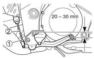 Renkaat ja vanteet 1. Avaa työntötangon mutteri (1). Säädä jarrupolkimen asento työntötankoa (2) kiertämällä siten, että poljin on kuvan mukaisesti 20-30 millimetriä jalkatapin yläreunan alapuolella.