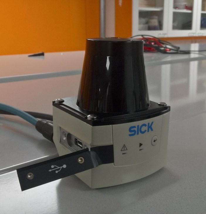1 TIM561 -skannerin laittaminen käyttökuntoon Kuva 3. TIM561 -skanneri ja sen micro USB paikka. Kuva 4. Ethernet -kaapeli ja avattu M12 virtakaapeli.