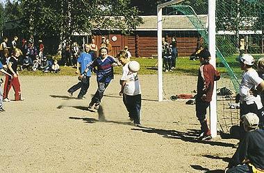 2 toukokuussa ja elo-syyskuussa. Sisäisen käytön lisäksi leirikeskuksen kapasiteettia myydään ulkopuoliseen käyttöön.