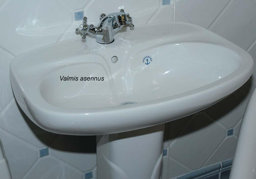 Kannakkeen laippa on oikein, sisäpuolella. Kalustekohtainen sulku on hyvä asia.
