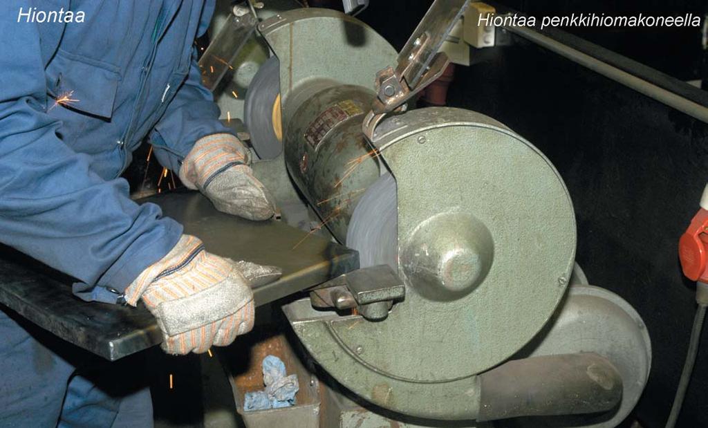 Metallityöt 95 Hionnassa kappaleesta poistetaan ainetta hiomalaikan avulla. Työstä lähtee kipinäsuihku ja asentajalla on oltava ajantasalla oleva tulityökortti. Silmäsuojainten käyttö on ehdoton.
