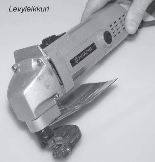 106 Metallityöt ) B= F I J K = 8 = I JA A I J A L O K = D @ K I A JA HEA L EE * A A JJ= JA H E JK I K = / = = HE J= K = Levyn leikkaus on yleensä lastuamaton työmenetelmä.