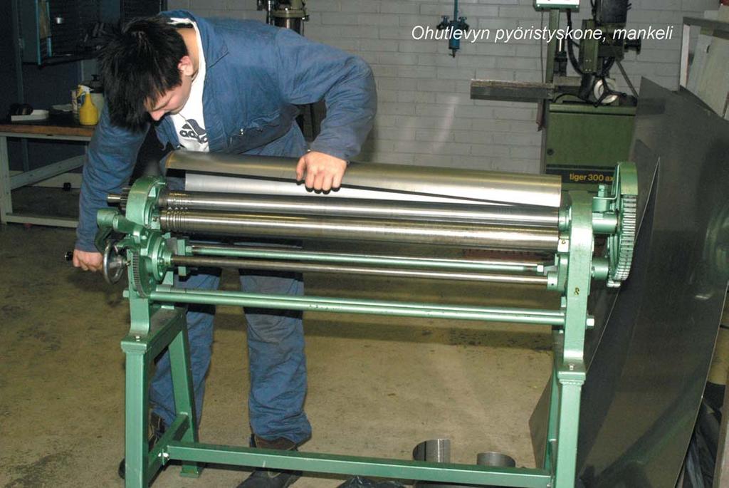 Metallityöt 109 Pyöristyskone Kuvassa olevan koneen kolme telaa pyörivät