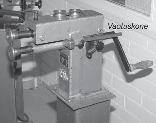 Ylempänä on ohutlevyn pyöristyskone ja alempana vaotuskone Vaotuskoneen