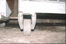 22 KUVIO 12. Rullakon pyörän kuormitustilanne lattiaan nähden Testauksessa käytettiin laitteistoa, jossa levyn pintaan kohdistettiin iskumainen rasitus.