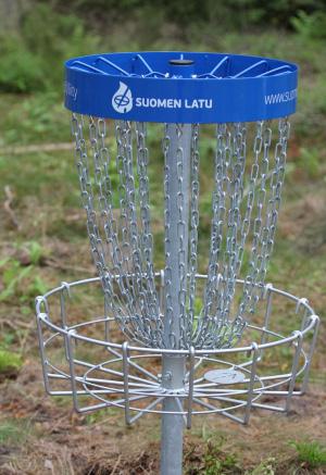 Frisbeegolfissa kohteena kori Lykynlammella avattiin 10.5.