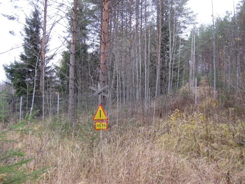 Kuva 3. Moottorikelkkareitti vedenottamoaitauksen välittömässä läheisyydessä. Kati Määttä 2010. Riskinarviointi Ulkoilureiteistä ei aiheudu pohjaveden pilaantumisriskiä.