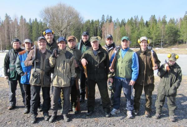 en Kerhon metsästysjaoksen haulikkoammuntakisat HAULIKKOAMMUNTAKILPAILU 2012 Kaksiosainen kilpailu: osa 1 riistapolku ja osa 2 sporting, Riistapolku 22.4.2012, Sporting 10.5.2012 1.